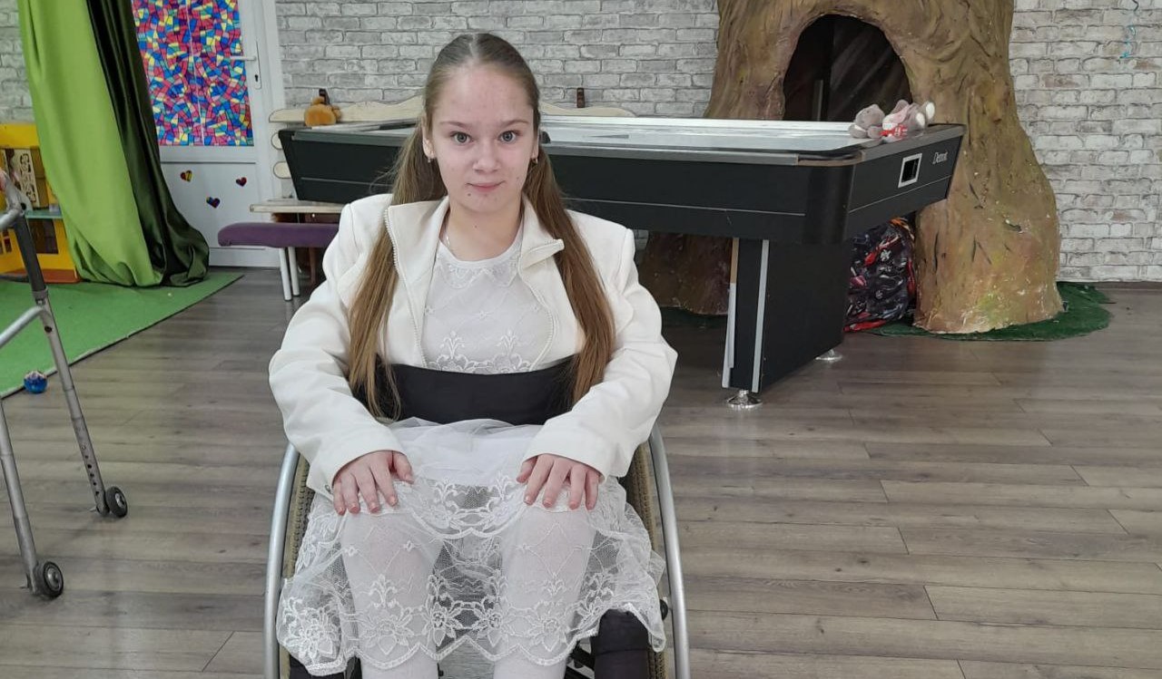 На новой коляске Настя сможет чувствовать себя уверенно!