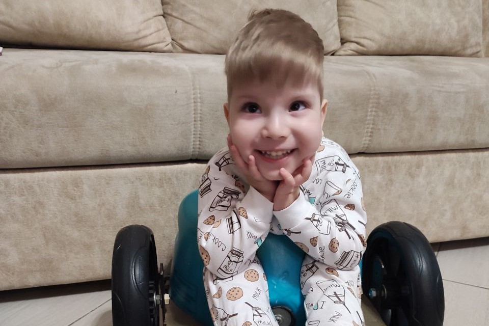 Ваня вырос из самодельной инвалидной коляски и ему нужна новая коляска!