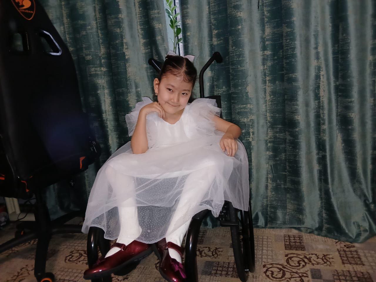 Чтобы успешно учиться в первом классе Хадиче нужна новая активная коляска взамен старой!