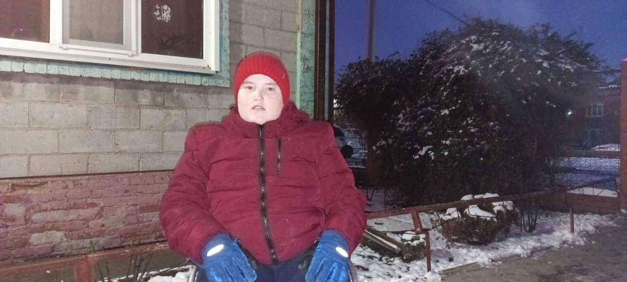 Чтобы комфортно передвигаться Кириллу нужна активная коляска!