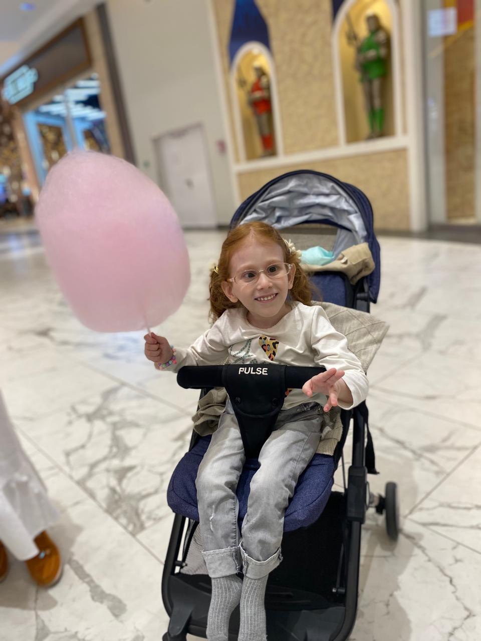 Ясмине, которая не может ходить, нужна активная коляска!